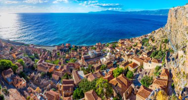 Yunan kenti Monemvasia 'nın çatıları.