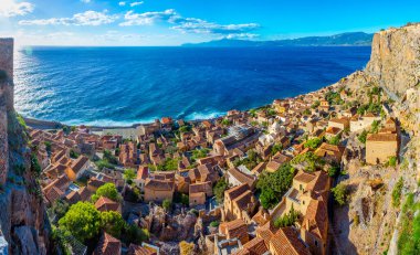 Yunan kenti Monemvasia 'nın çatıları.