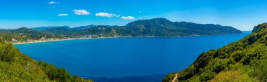 Yunan adası Korfu 'daki Agios Georgios plajının Panorama manzarası.