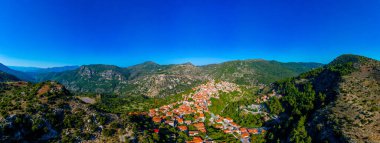 Yunanistan 'daki Dimitsana köyünün Panorama manzarası.