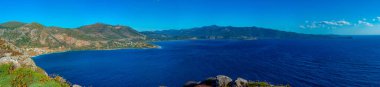 Yunanistan 'ın Mora yarımadasındaki Pori plajının Panorama manzarası.