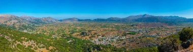 Yunan adası Girit 'teki Lasithi platosunun Panorama manzarası.