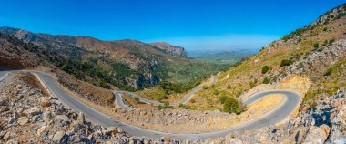 Yunan adası Girit 'te Lasithi platosuna giden dağ geçidi.