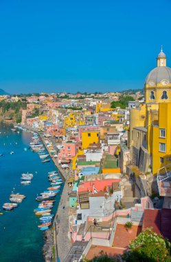 İtalyan adası Procida 'daki Marina di Corricella' nın hava manzarası.