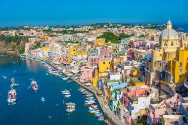 İtalyan adası Procida 'daki Marina di Corricella' nın hava manzarası.