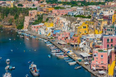 İtalyan adası Procida 'daki Marina di Corricella' nın hava manzarası.