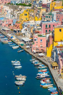 İtalyan adası Procida 'daki Marina di Corricella' nın hava manzarası.