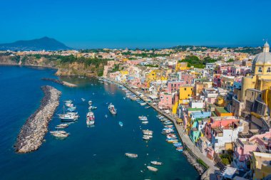 İtalyan adası Procida 'daki Marina di Corricella' nın hava manzarası.