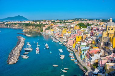 İtalyan adası Procida 'daki Marina di Corricella' nın hava manzarası.
