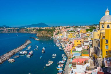 İtalyan adası Procida 'daki Marina di Corricella' nın hava manzarası.