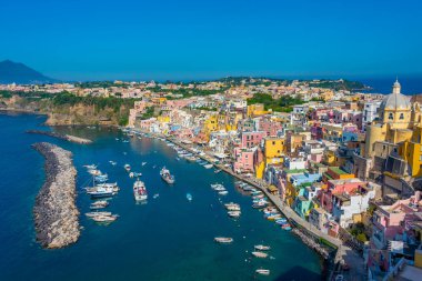 İtalyan adası Procida 'daki Marina di Corricella' nın hava manzarası.