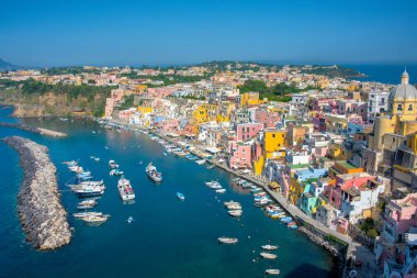 İtalyan adası Procida 'daki Marina di Corricella' nın hava manzarası.