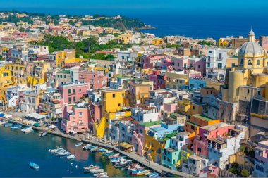İtalyan adası Procida 'daki Marina di Corricella' nın hava manzarası.