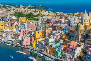 İtalyan adası Procida 'daki Marina di Corricella' nın hava manzarası.