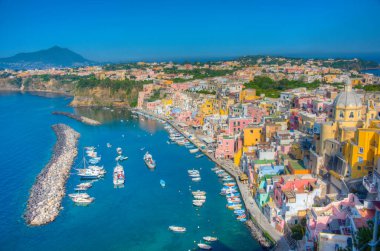 İtalyan adası Procida 'daki Marina di Corricella' nın hava manzarası.