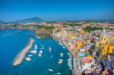 İtalyan adası Procida 'daki Marina di Corricella' nın hava manzarası.