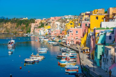 Marina di Corricella İtalyan adası Procida 'da.
