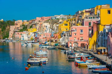 Marina di Corricella İtalyan adası Procida 'da.