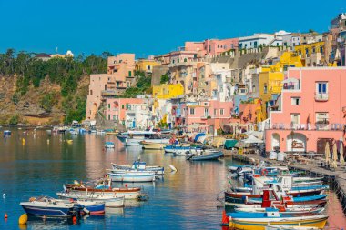 Marina di Corricella İtalyan adası Procida 'da.