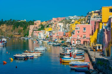 Marina di Corricella İtalyan adası Procida 'da.
