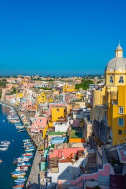 İtalyan adası Procida 'daki Marina di Corricella' nın hava manzarası.