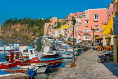 Marina di Corricella İtalyan adası Procida 'da.
