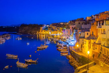 İtalyan adasında Marina di Corricella 'nın günbatımı manzarası.