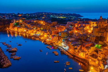 İtalyan adasında Marina di Corricella 'nın günbatımı manzarası.