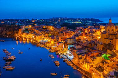 İtalyan adasında Marina di Corricella 'nın günbatımı manzarası.