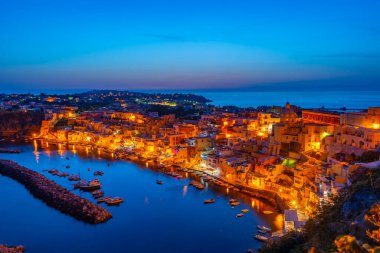 İtalyan adasında Marina di Corricella 'nın günbatımı manzarası.