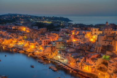 İtalyan adasında Marina di Corricella 'nın günbatımı manzarası.