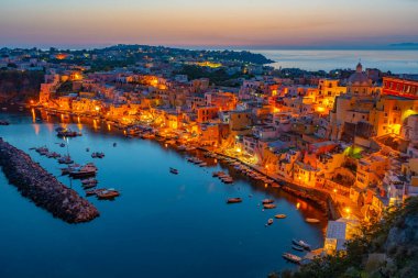 İtalyan adasında Marina di Corricella 'nın günbatımı manzarası.