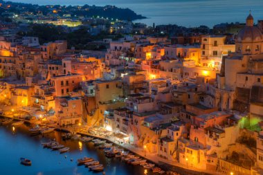 İtalyan adasında Marina di Corricella 'nın günbatımı manzarası.