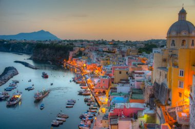 İtalyan adasında Marina di Corricella 'nın günbatımı manzarası.