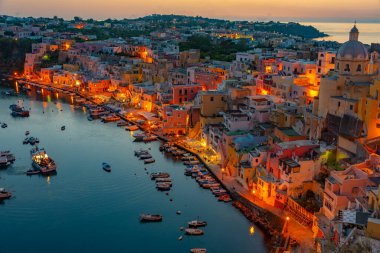 İtalyan adasında Marina di Corricella 'nın günbatımı manzarası.