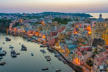 İtalyan adasında Marina di Corricella 'nın günbatımı manzarası.