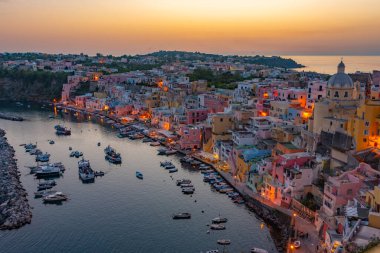 İtalyan adasında Marina di Corricella 'nın günbatımı manzarası.
