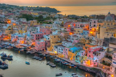 İtalyan adasında Marina di Corricella 'nın günbatımı manzarası.