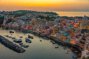 İtalyan adasında Marina di Corricella 'nın günbatımı manzarası.