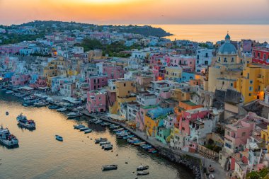 İtalyan adasında Marina di Corricella 'nın günbatımı manzarası.