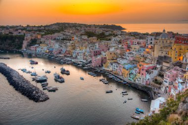 İtalyan adasında Marina di Corricella 'nın günbatımı manzarası.