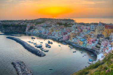 İtalyan adasında Marina di Corricella 'nın günbatımı manzarası.