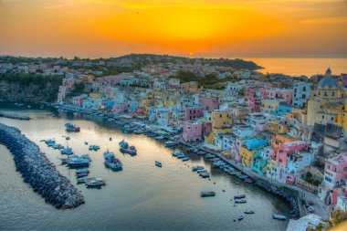 İtalyan adasında Marina di Corricella 'nın günbatımı manzarası.