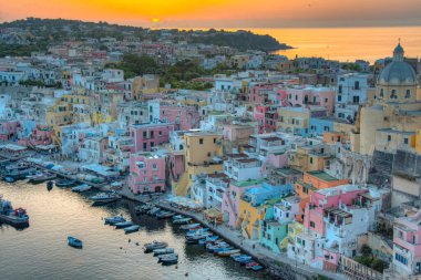 İtalyan adasında Marina di Corricella 'nın günbatımı manzarası.
