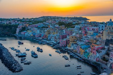 İtalyan adasında Marina di Corricella 'nın günbatımı manzarası.