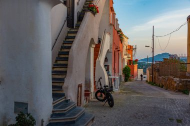 İtalyan adası Procida 'da renkli bir cadde manzarası.