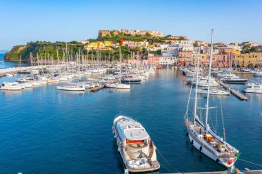 İtalya 'nın Procida Adası marinasında demirleyen teknelerin hava görüntüsü..