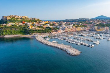 İtalya 'nın Procida Adası marinasında demirleyen teknelerin hava görüntüsü..
