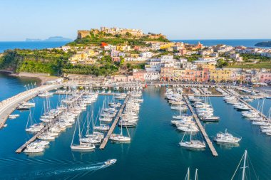 İtalya 'nın Procida Adası marinasında demirleyen teknelerin hava görüntüsü..