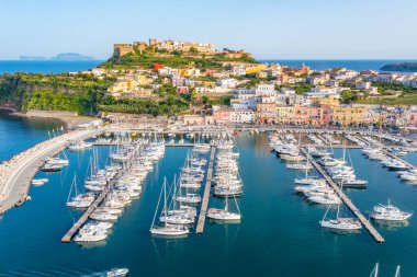 İtalya 'nın Procida Adası marinasında demirleyen teknelerin hava görüntüsü..